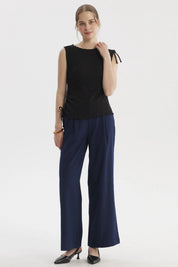 Polera negra sin mangas con detalle de amarre en el costado diseño liso ideal para un look elegante y casual