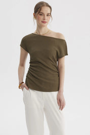 Polera verde olivo de mujer con escote asimétrico y textura lisa ideal para un look casual elegante