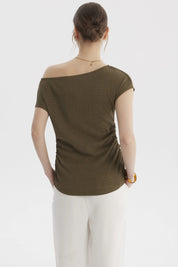 Polera verde olivo de mujer con escote asimétrico y textura lisa ideal para un look casual elegante