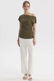 Polera verde olivo de mujer con escote asimétrico y textura lisa ideal para un look casual elegante