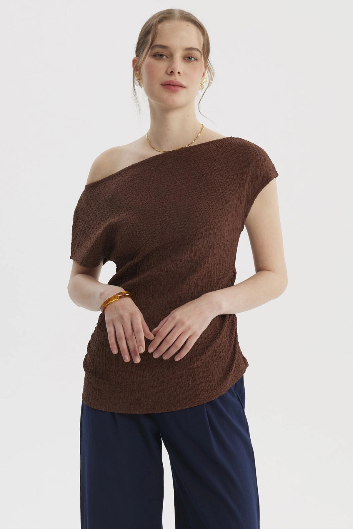 Polera mujer café oscuro escote asimétrico texturizada sin estampa