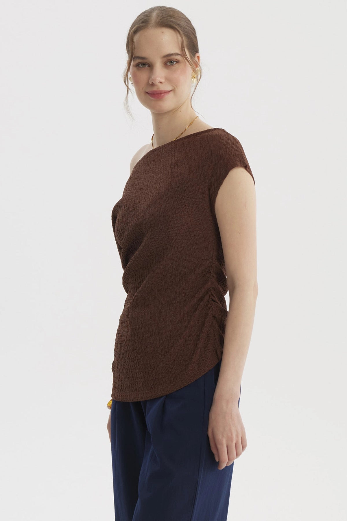 Polera mujer café oscuro escote asimétrico texturizada sin estampa