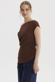 Polera mujer café oscuro escote asimétrico texturizada sin estampa
