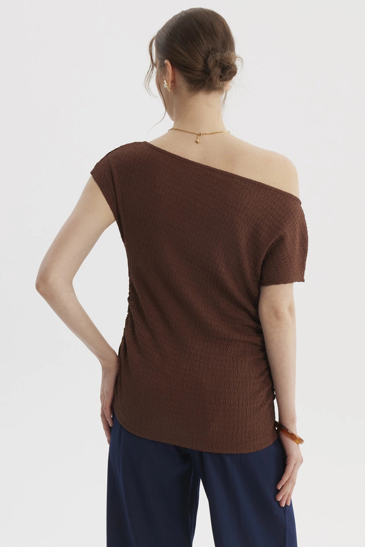 Polera mujer café oscuro escote asimétrico texturizada sin estampa