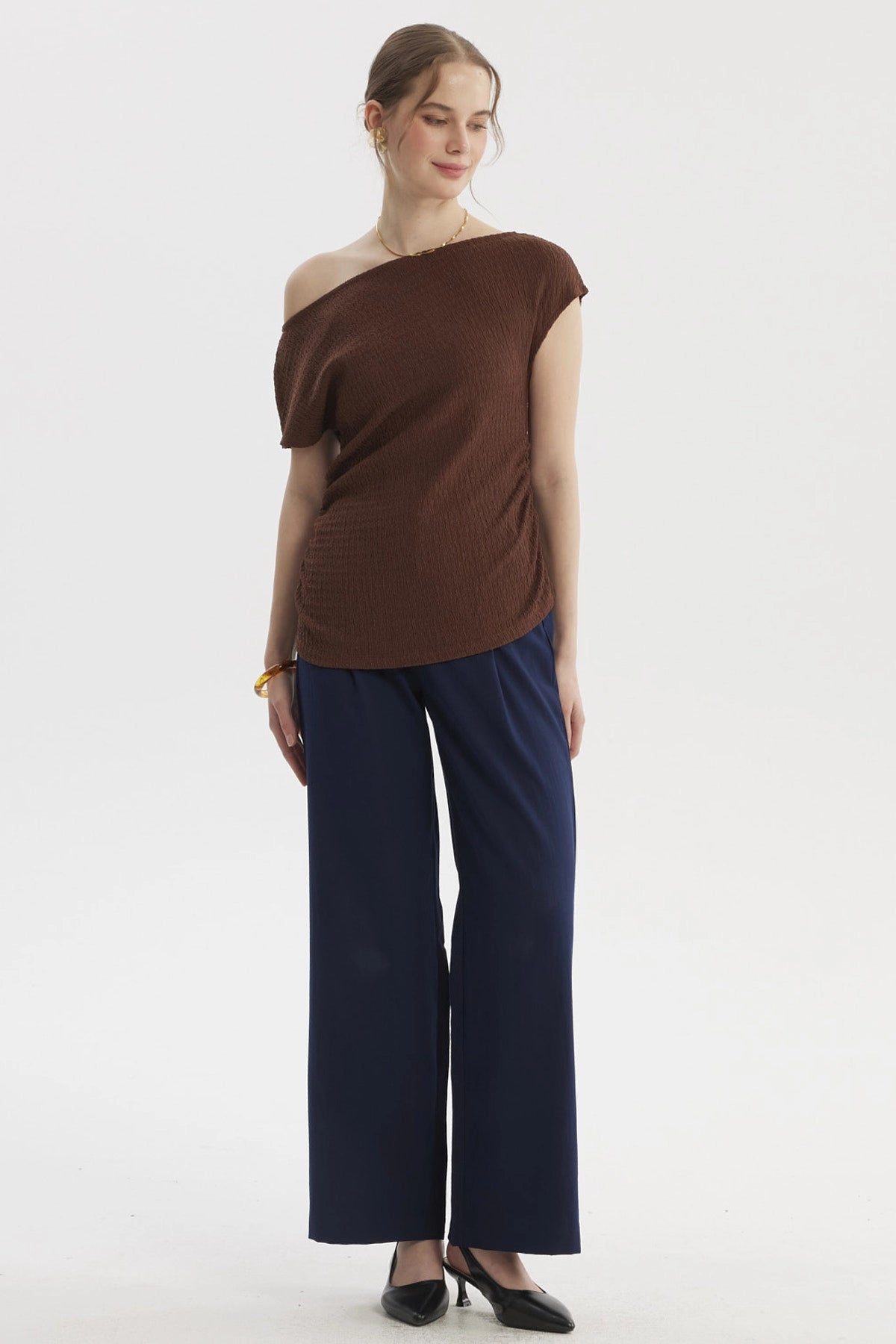 Polera mujer café oscuro escote asimétrico texturizada sin estampa