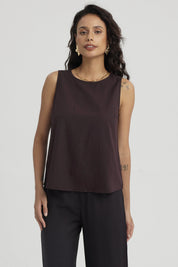 Blusa sin mangas café oscuro lisa diseño elegante ideal para combinar en atuendos casuales y formales