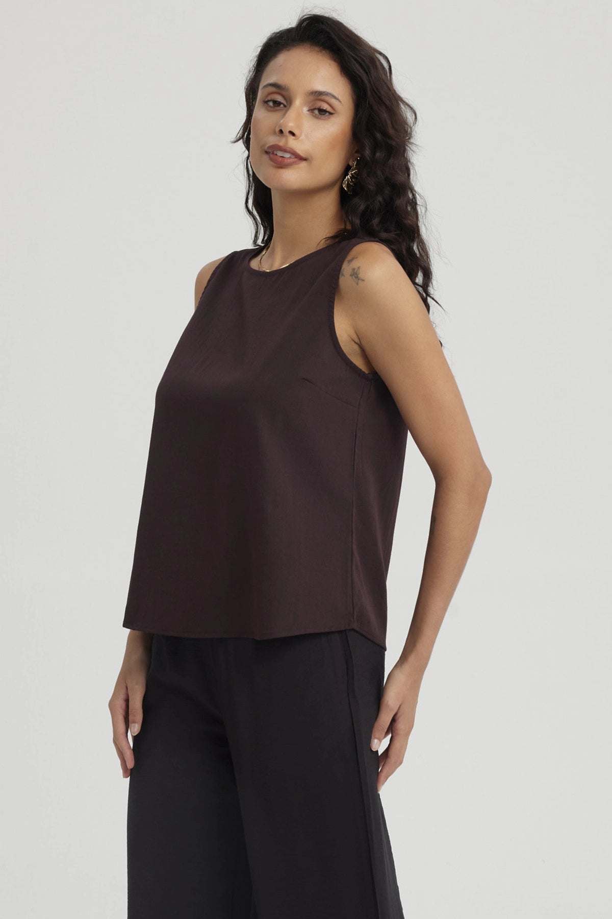 Blusa sin mangas café oscuro lisa diseño elegante ideal para combinar en atuendos casuales y formales