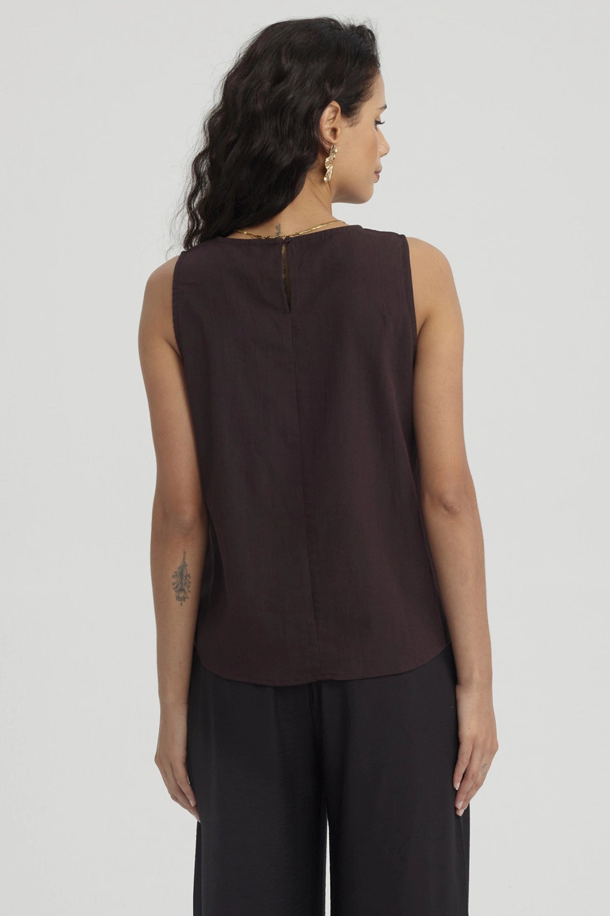Blusa sin mangas café oscuro lisa diseño elegante ideal para combinar en atuendos casuales y formales