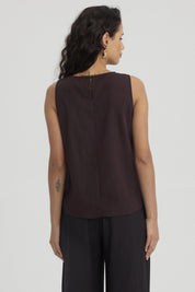 Blusa sin mangas café oscuro lisa diseño elegante ideal para combinar en atuendos casuales y formales