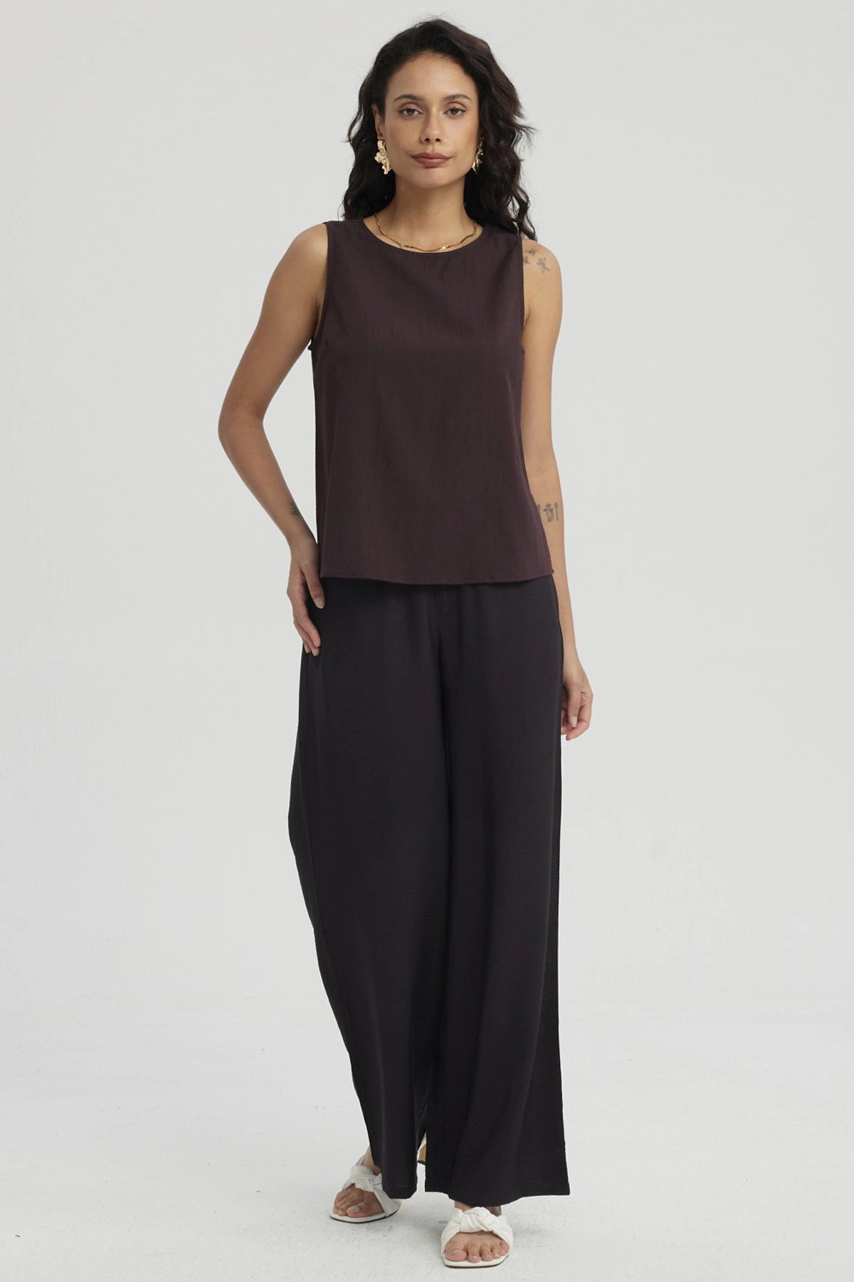 Blusa sin mangas café oscuro lisa diseño elegante ideal para combinar en atuendos casuales y formales
