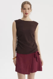 Polera de mujer café oscuro con cuello bote y drapeado lateral sin estampa lisa ideal para un look casual elegante