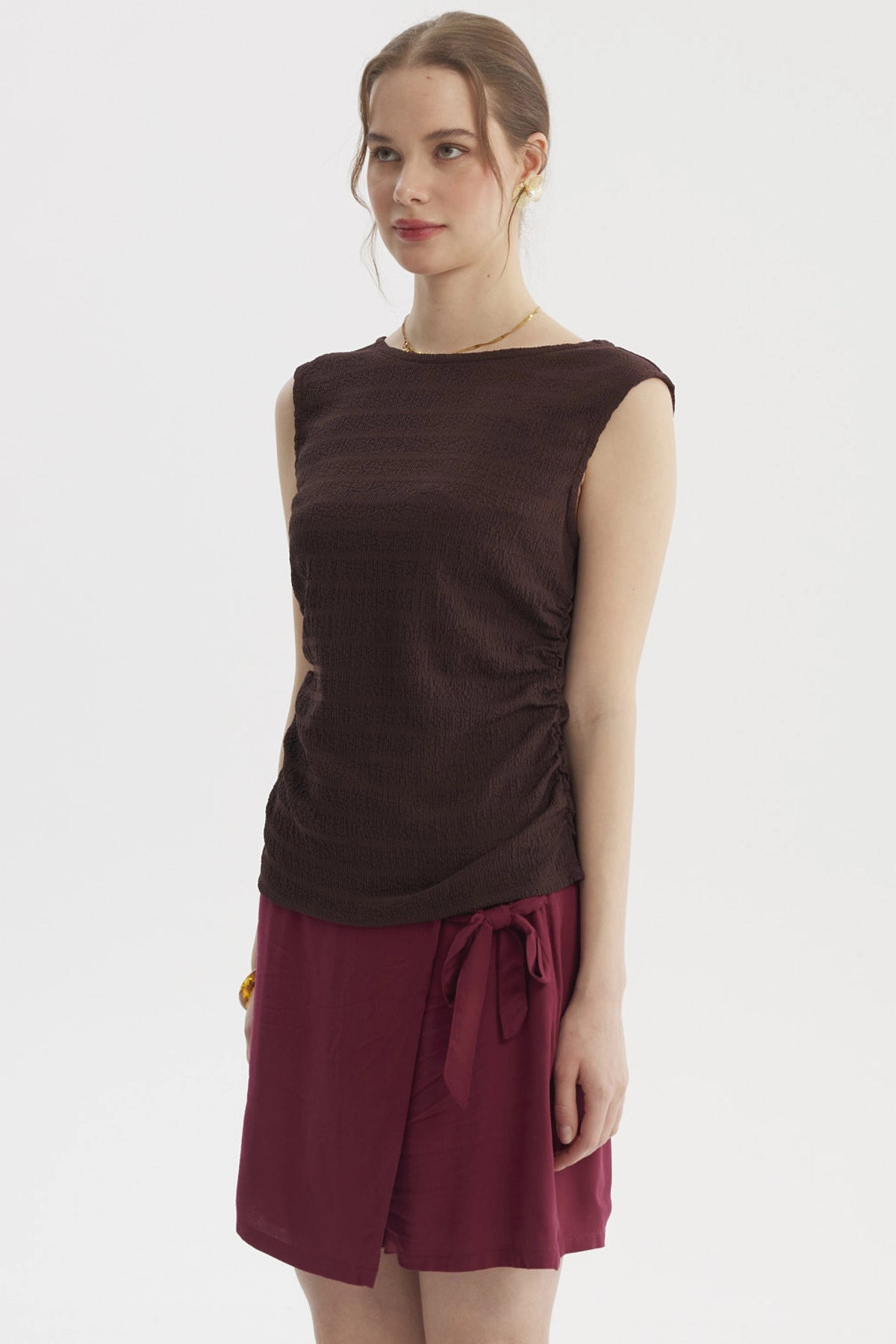 Polera de mujer café oscuro con cuello bote y drapeado lateral sin estampa lisa ideal para un look casual elegante