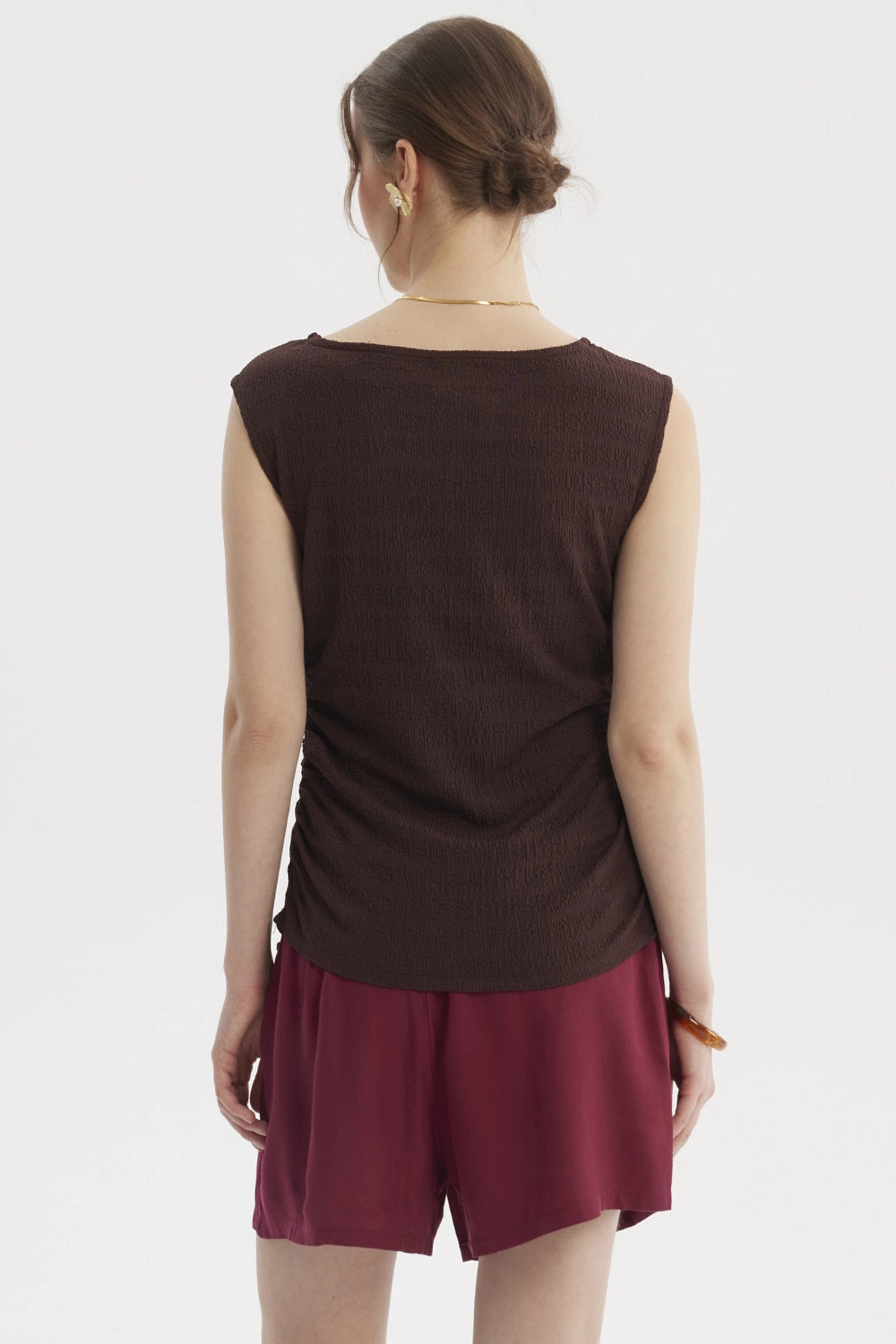 Polera de mujer café oscuro con cuello bote y drapeado lateral sin estampa lisa ideal para un look casual elegante