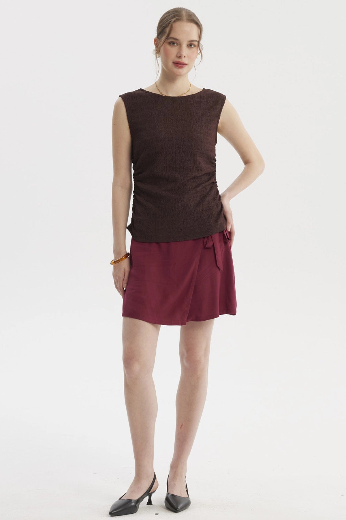 Polera de mujer café oscuro con cuello bote y drapeado lateral sin estampa lisa ideal para un look casual elegante