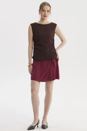 Polera de mujer café oscuro con cuello bote y drapeado lateral sin estampa lisa ideal para un look casual elegante