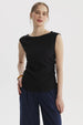 Polera negra para mujer con cuello bote y drapeado lateral sin estampa visible