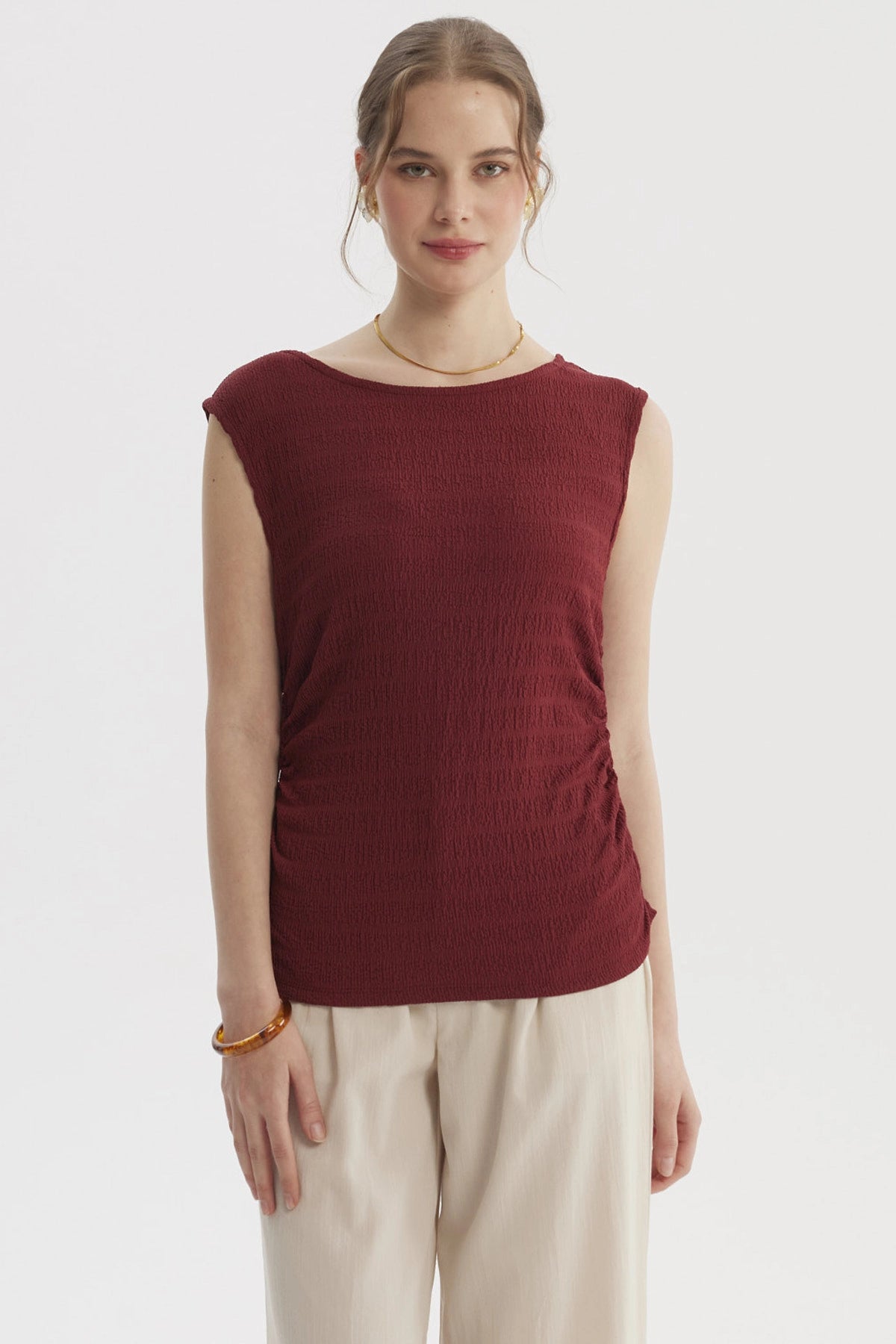 Polera mujer roja drapeada sin mangas lisa cuello bote ajuste lateral elegante