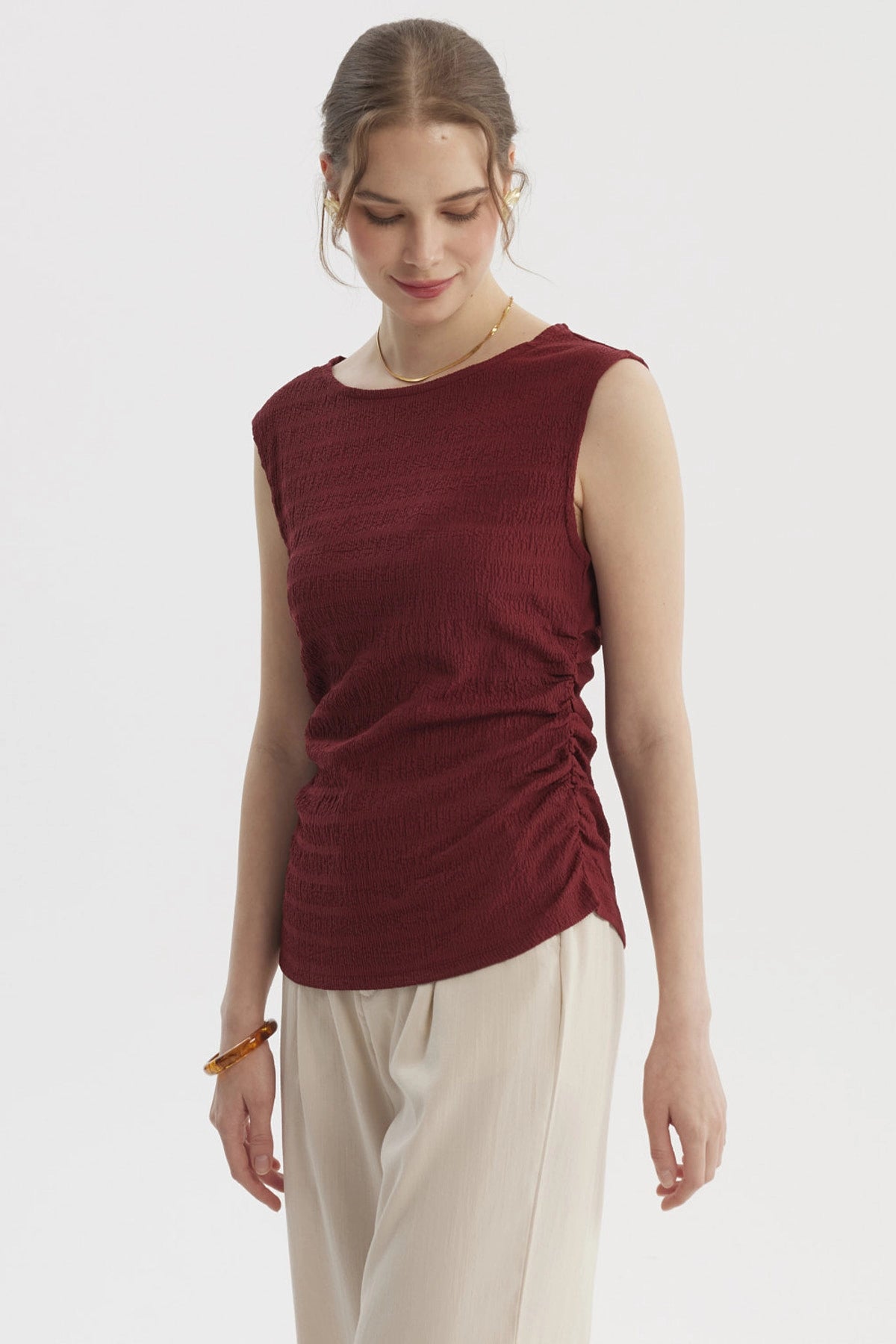 Polera mujer roja drapeada sin mangas lisa cuello bote ajuste lateral elegante