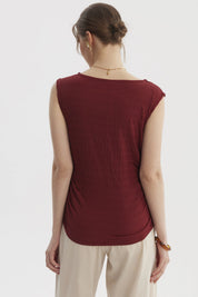 Polera mujer roja drapeada sin mangas lisa cuello bote ajuste lateral elegante