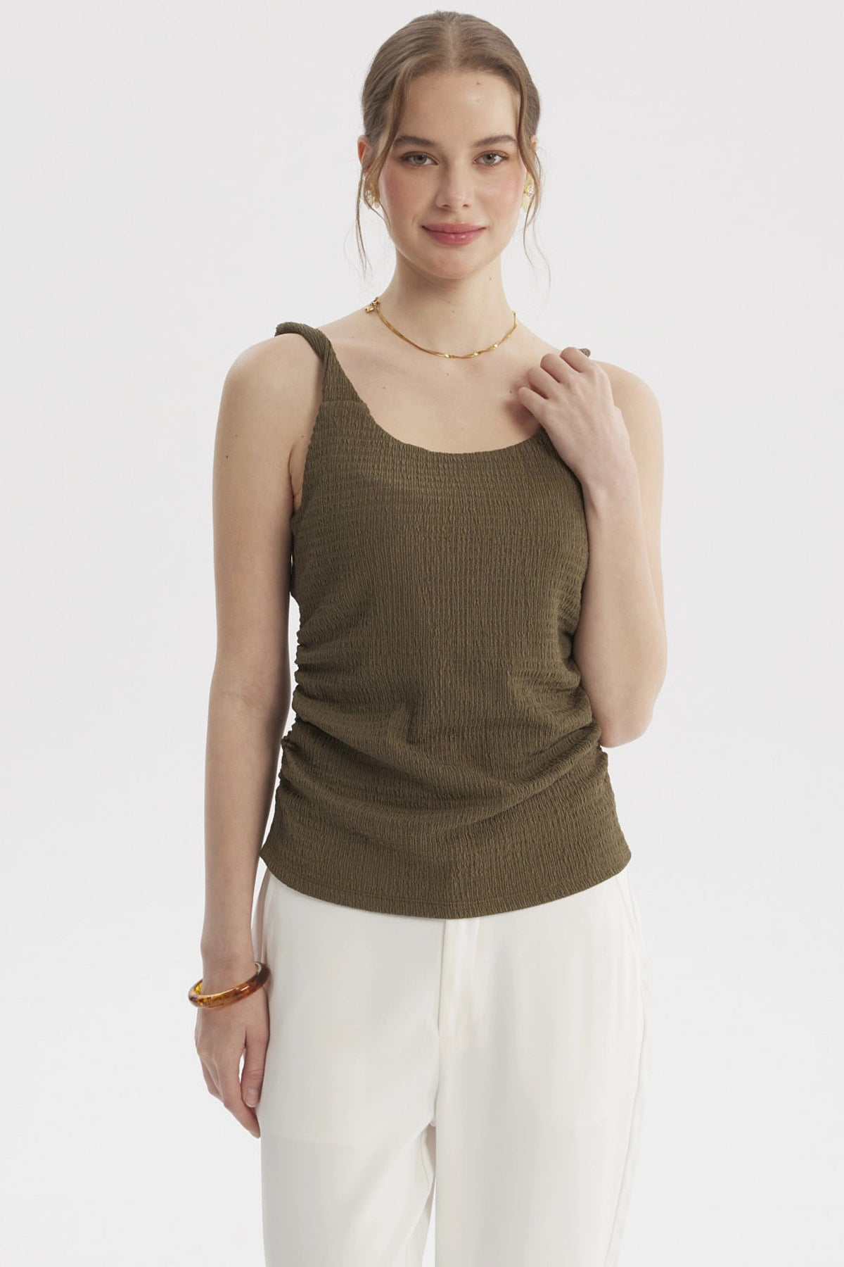 Polera de tirante trenzado verde olivo para mujer sin estampa lisa y textura suave ideal para días cálidos