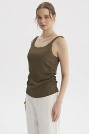 Polera de tirante trenzado verde olivo para mujer sin estampa lisa y textura suave ideal para días cálidos