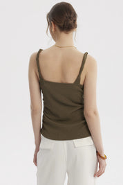 Polera de tirante trenzado verde olivo para mujer sin estampa lisa y textura suave ideal para días cálidos