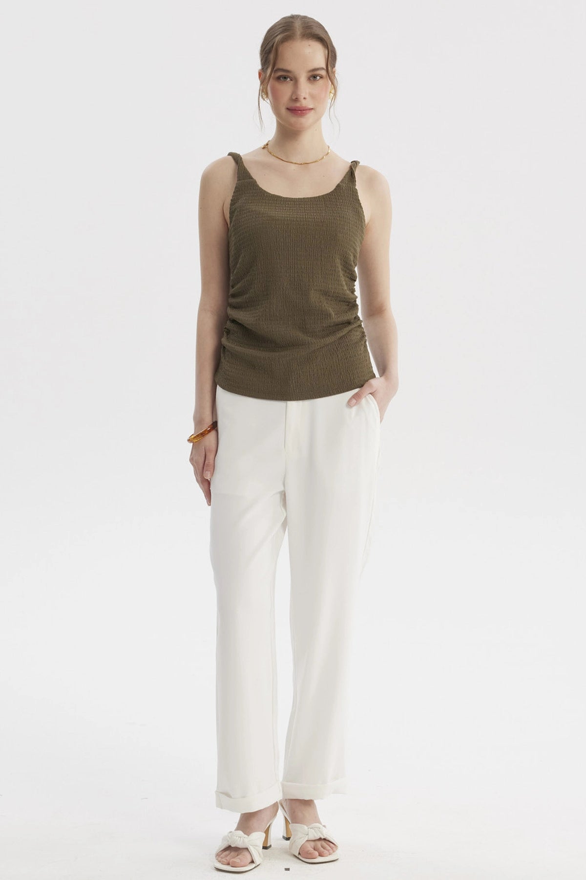 Polera de tirante trenzado verde olivo para mujer sin estampa lisa y textura suave ideal para días cálidos