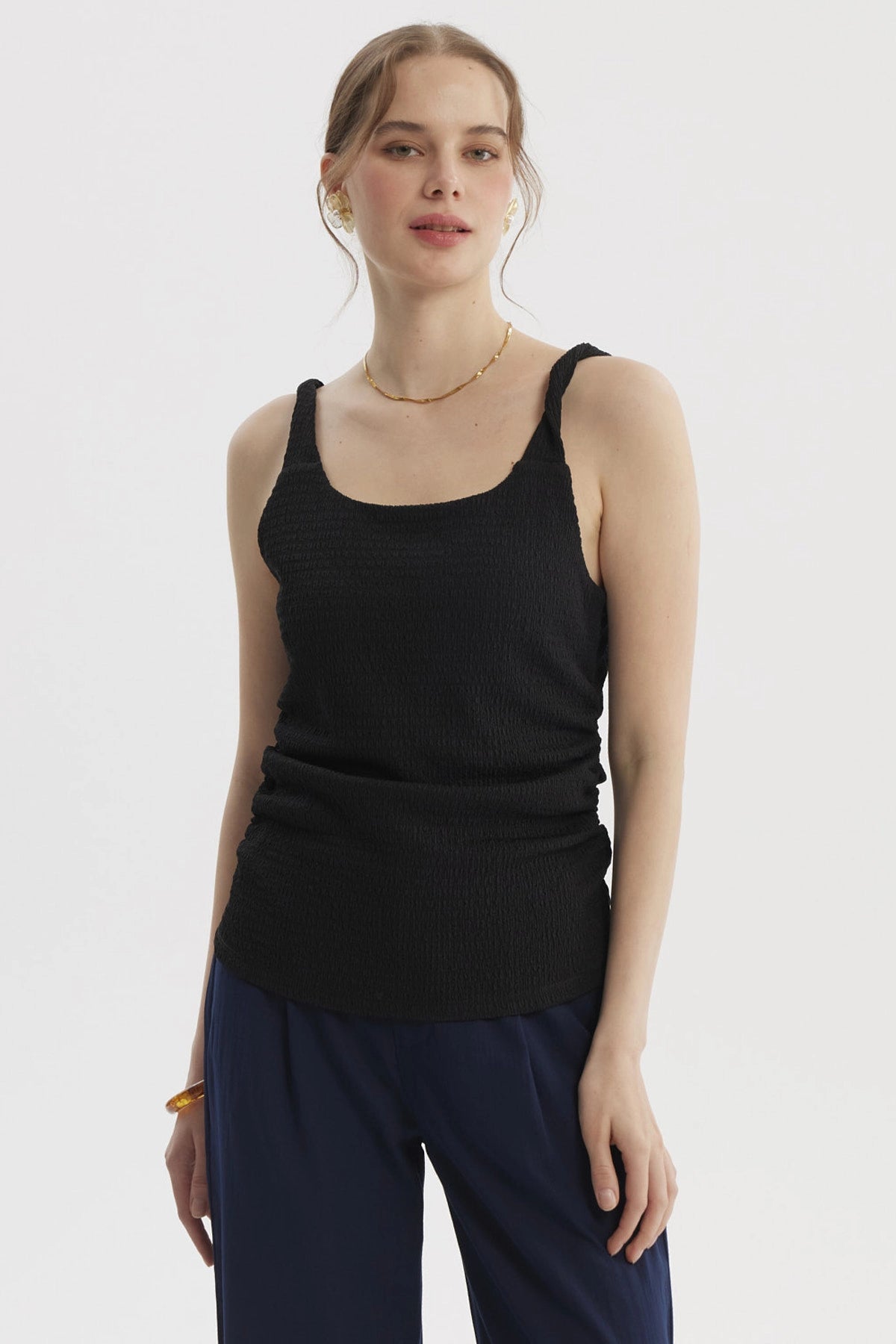 Polera mujer negra de tirantes trenzados diseño liso estilo casual y moderno