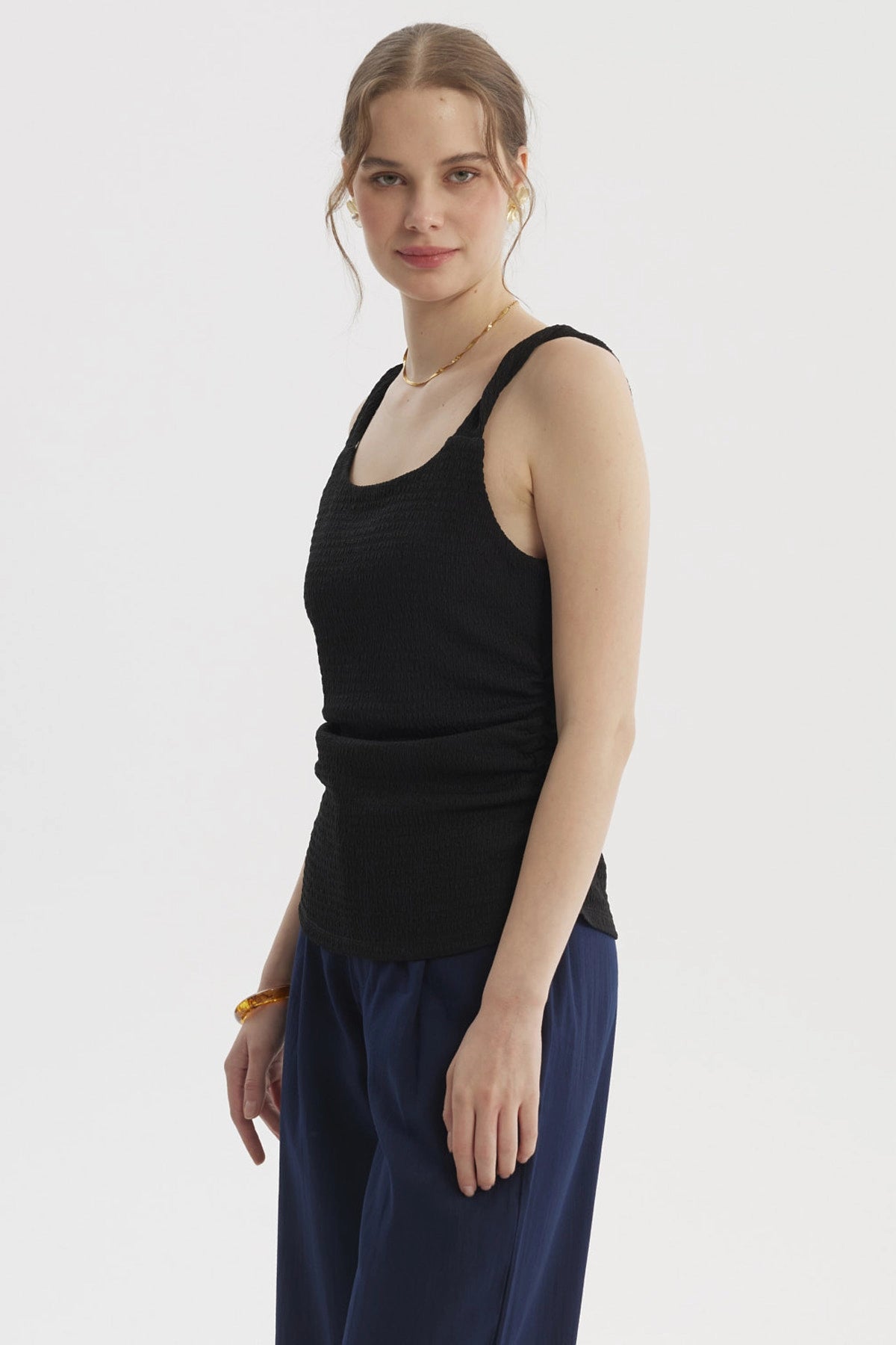 Polera mujer negra de tirantes trenzados diseño liso estilo casual y moderno