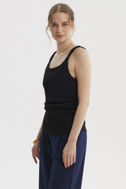 Polera mujer negra de tirantes trenzados diseño liso estilo casual y moderno