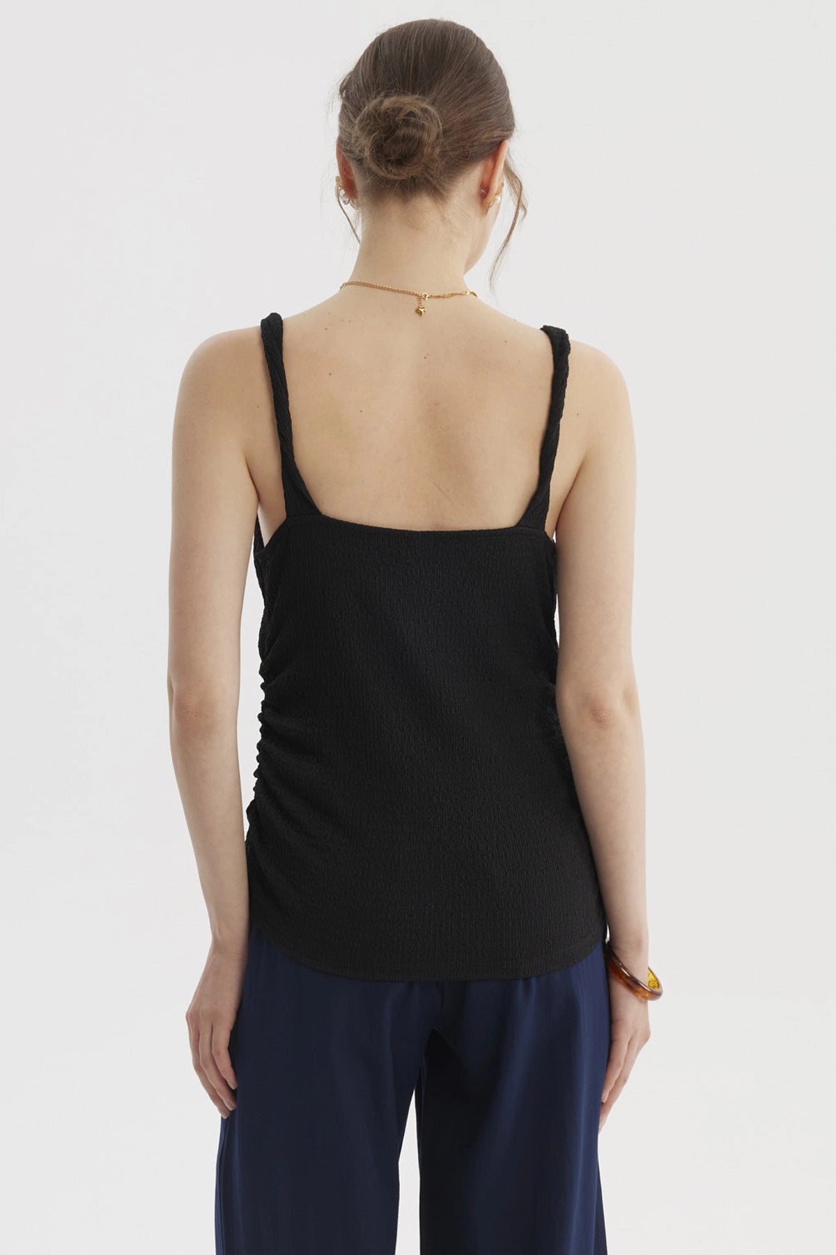 Polera mujer negra de tirantes trenzados diseño liso estilo casual y moderno