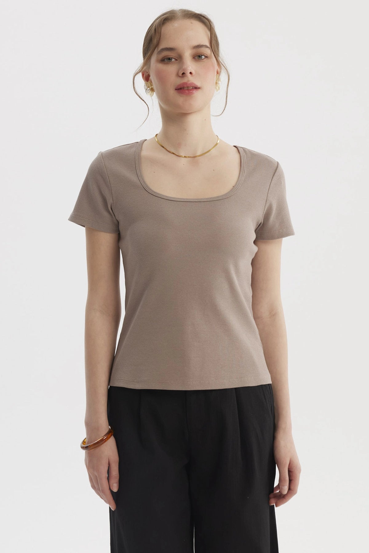 Polera mujer escote cuadrado beige lisa sin estampas manga corta ajuste cómodo