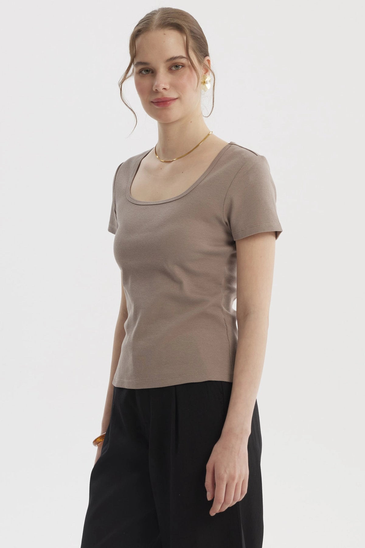 Polera mujer escote cuadrado beige lisa sin estampas manga corta ajuste cómodo