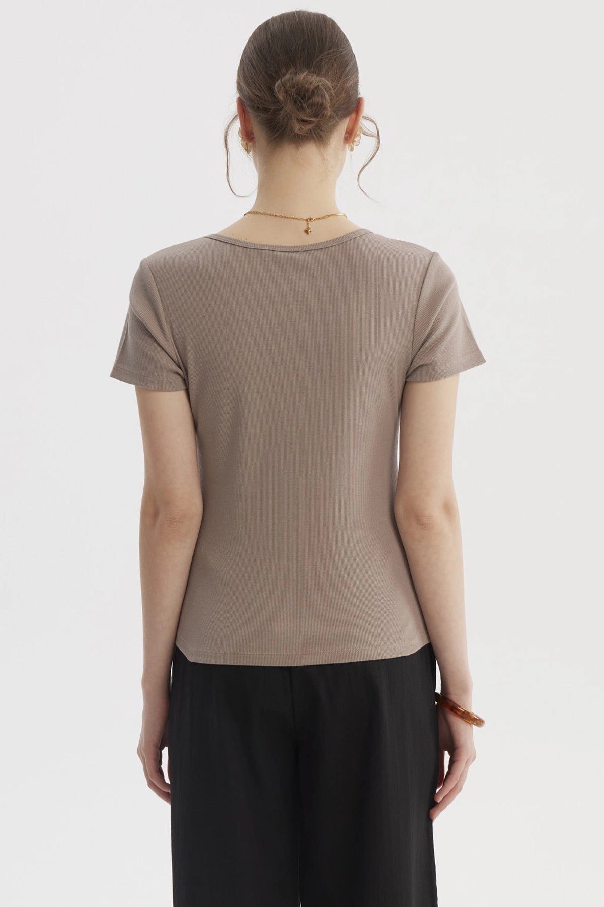 Polera mujer escote cuadrado beige lisa sin estampas manga corta ajuste cómodo