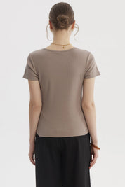 Polera mujer escote cuadrado beige lisa sin estampas manga corta ajuste cómodo