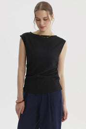 Polera mujer negra drapeada con textura sin estampado lisa ideal para un look casual elegante