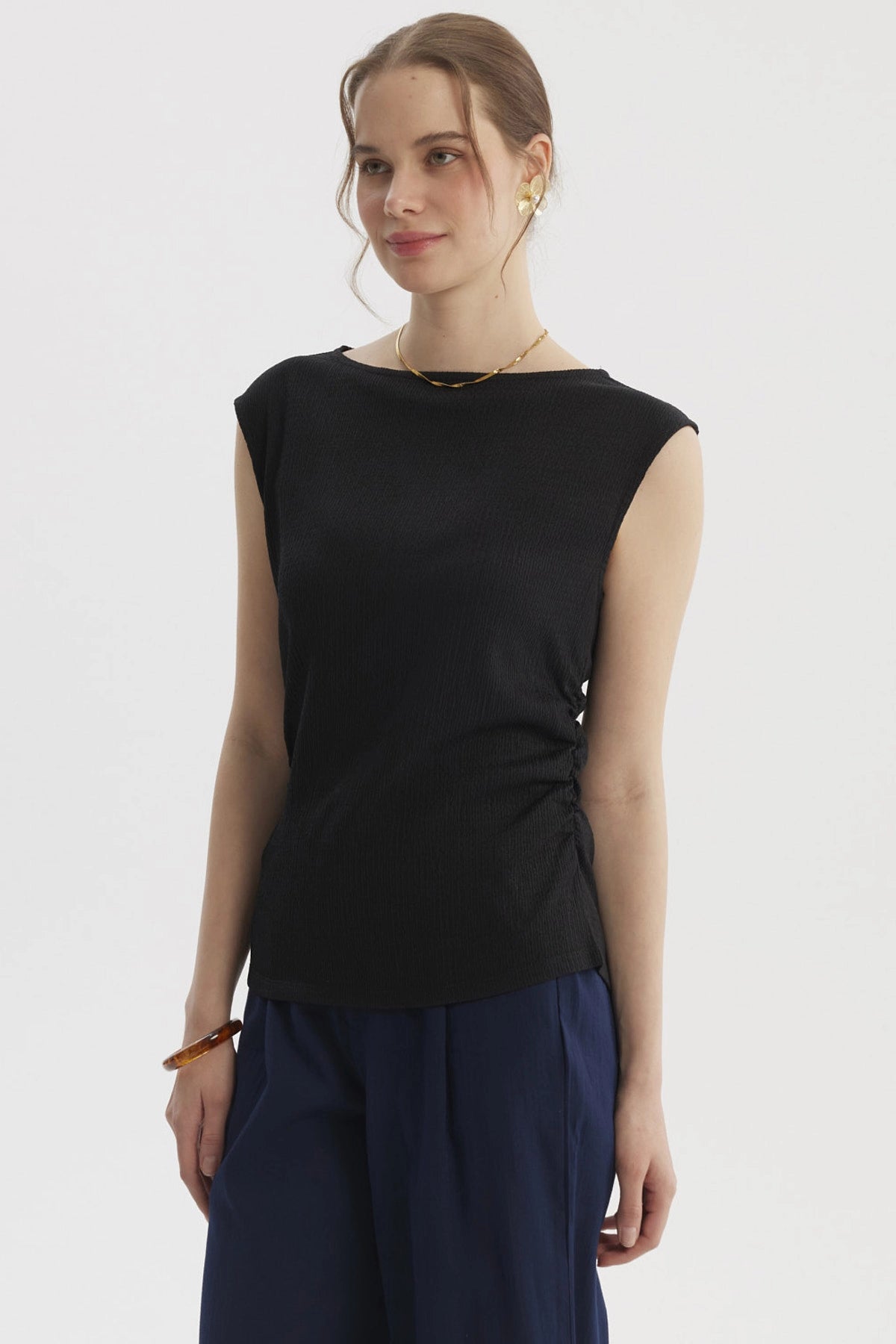 Polera mujer negra drapeada con textura sin estampado lisa ideal para un look casual elegante