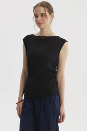 Polera mujer negra drapeada con textura sin estampado lisa ideal para un look casual elegante