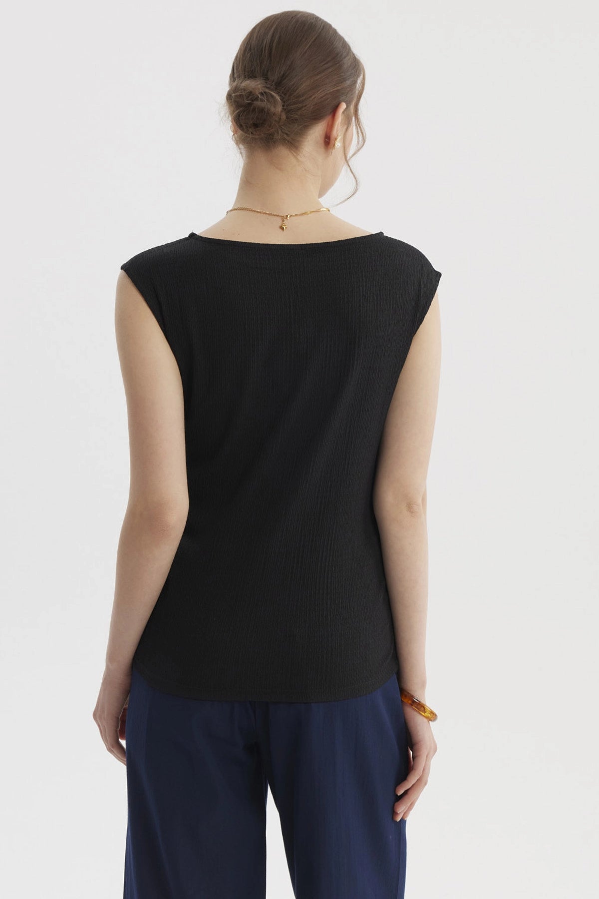 Polera mujer negra drapeada con textura sin estampado lisa ideal para un look casual elegante