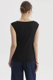 Polera mujer negra drapeada con textura sin estampado lisa ideal para un look casual elegante