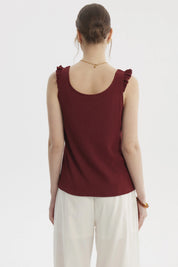 Polera sin mangas color vino con botones dorados y detalles de vuelo en los hombros lisa elegante y moderna