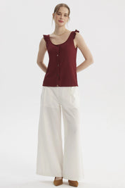 Polera sin mangas color vino con botones dorados y detalles de vuelo en los hombros lisa elegante y moderna