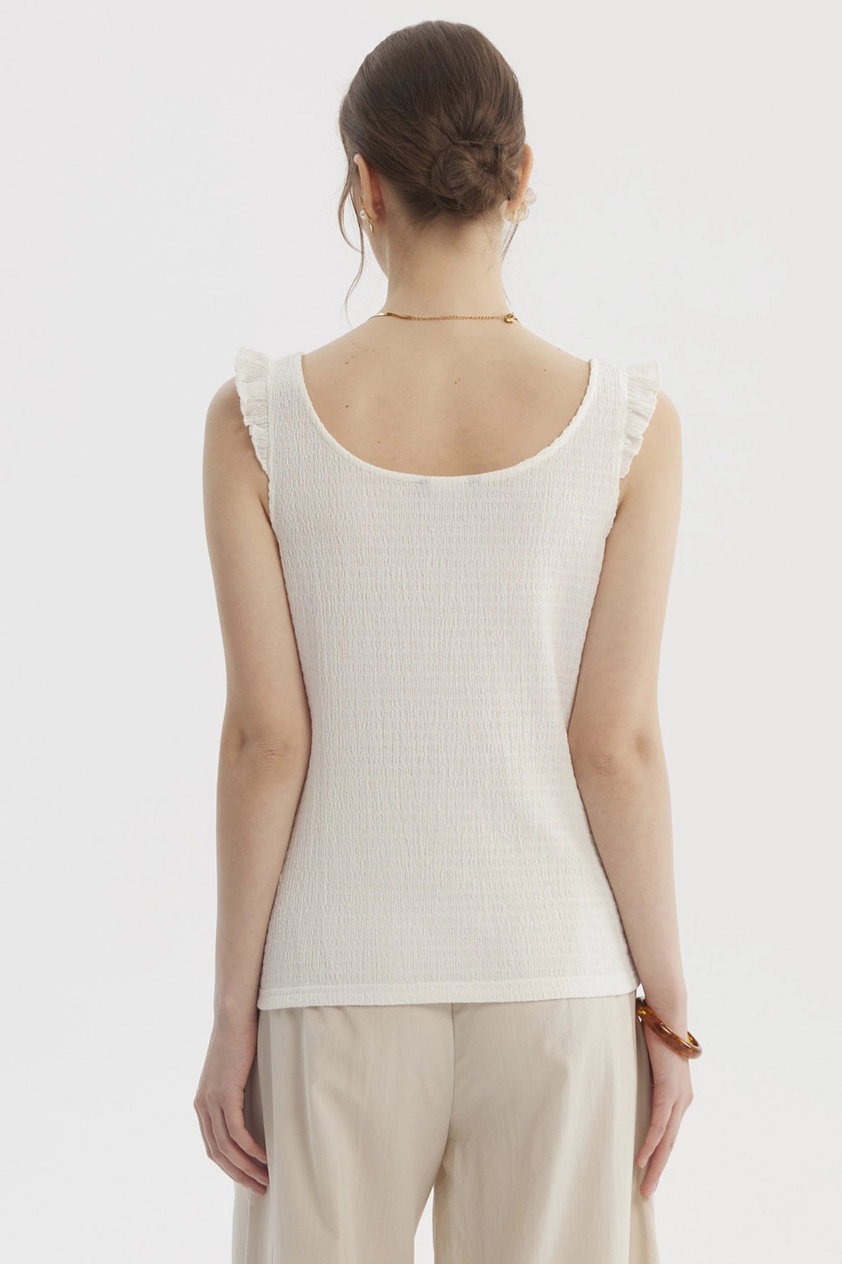 Polera de mujer color crudo con vuelo abotonado al frente sin estampas lisa y textura suave
