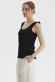 Polera negra sin mangas con vuelo y botones dorados lisa y elegante ideal para un look casual y fresco