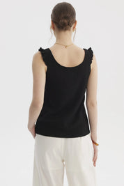 Polera negra sin mangas con vuelo y botones dorados lisa y elegante ideal para un look casual y fresco