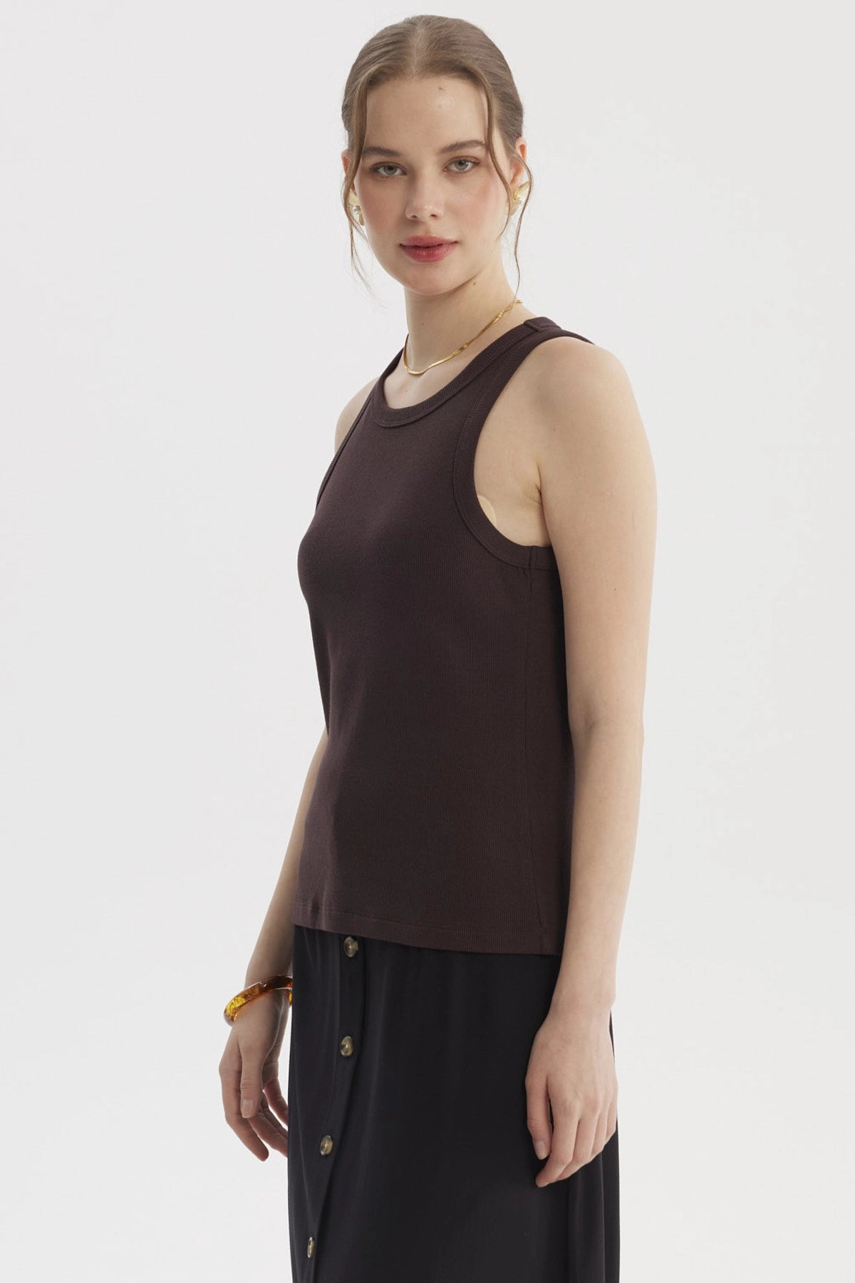 Polera peto mujer café sin estampado de estilo básico con textura de rib ajustada al cuerpo ideal para días casuales