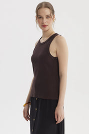Polera peto mujer café sin estampado de estilo básico con textura de rib ajustada al cuerpo ideal para días casuales