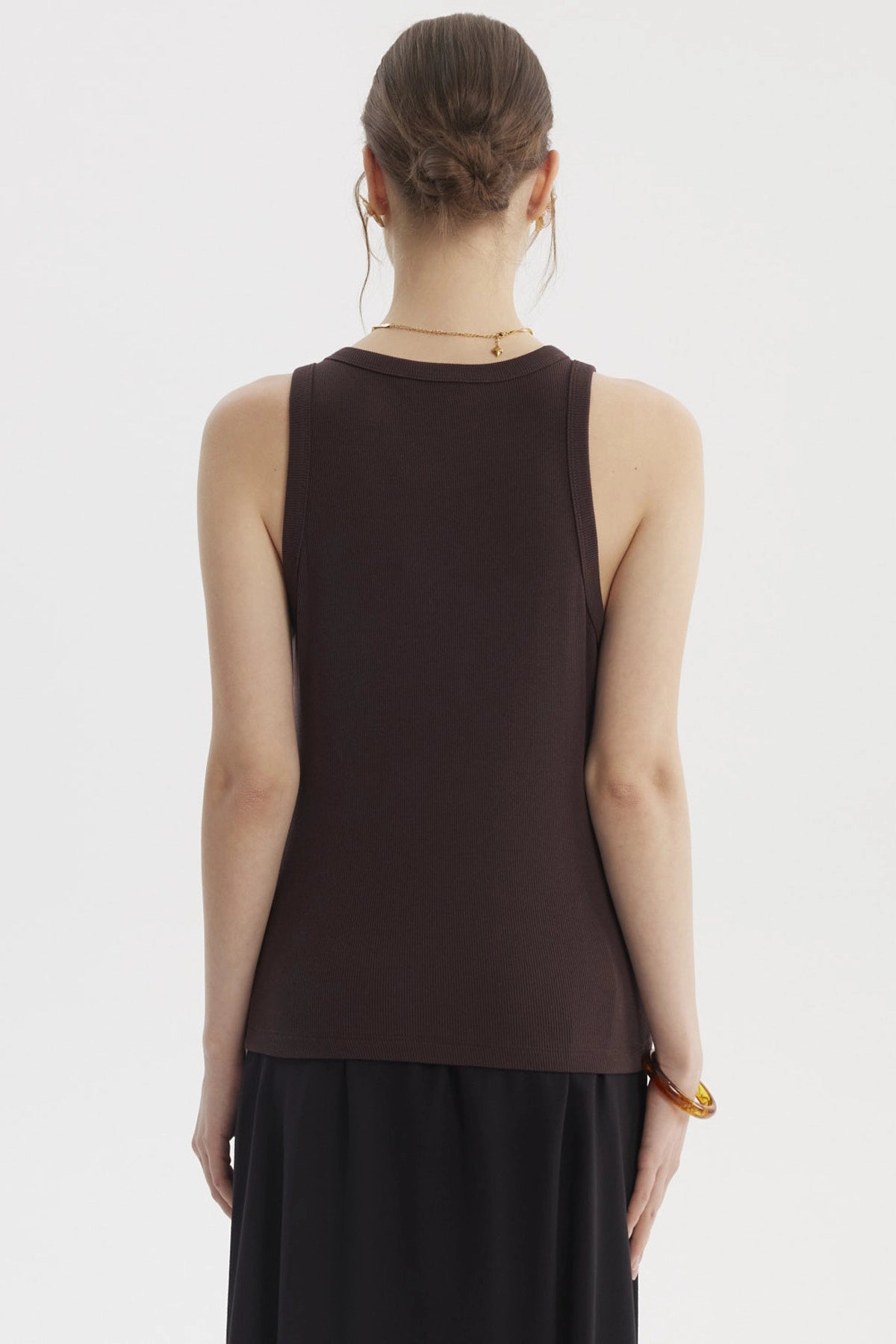 Polera peto mujer café sin estampado de estilo básico con textura de rib ajustada al cuerpo ideal para días casuales