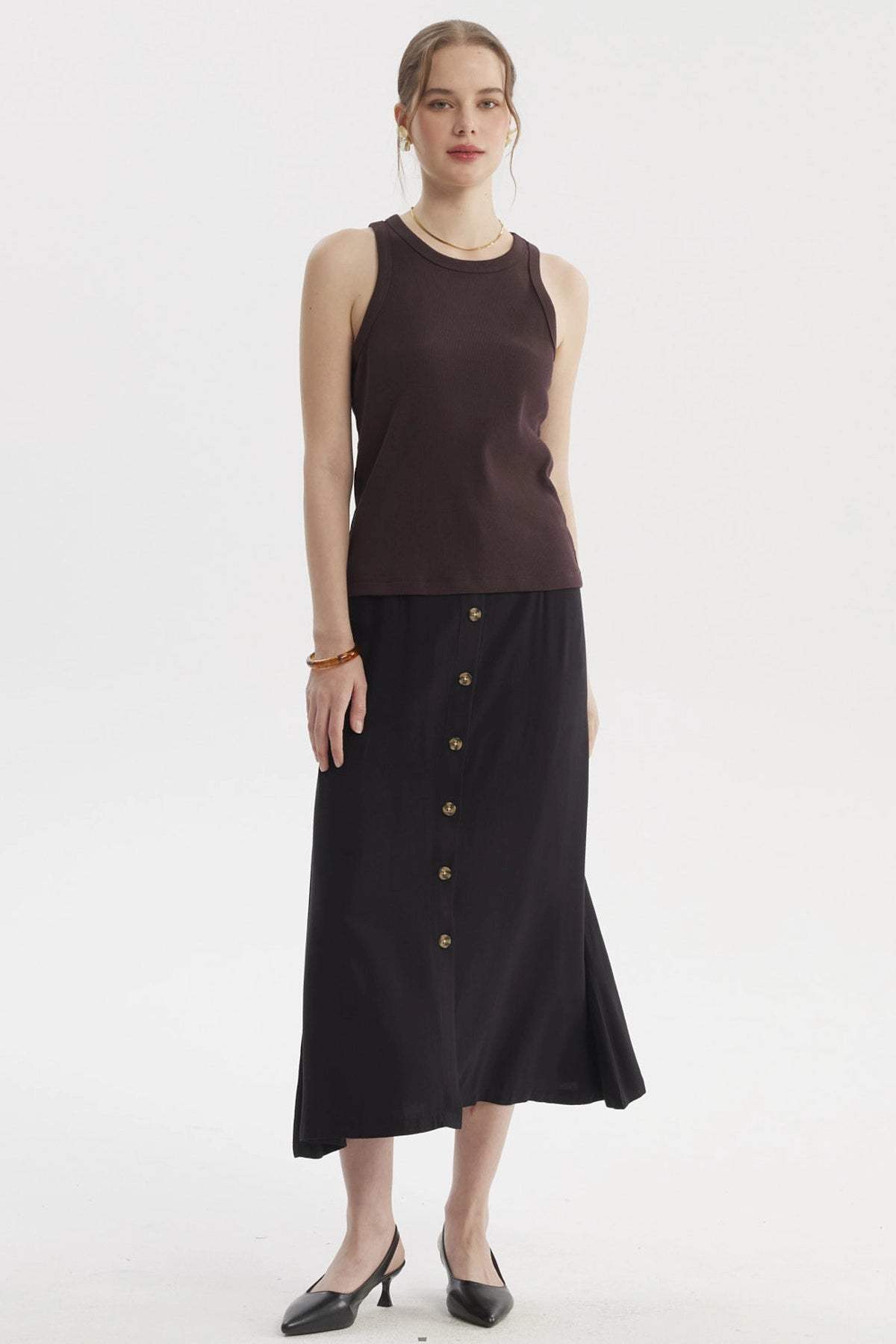 Polera peto mujer café sin estampado de estilo básico con textura de rib ajustada al cuerpo ideal para días casuales