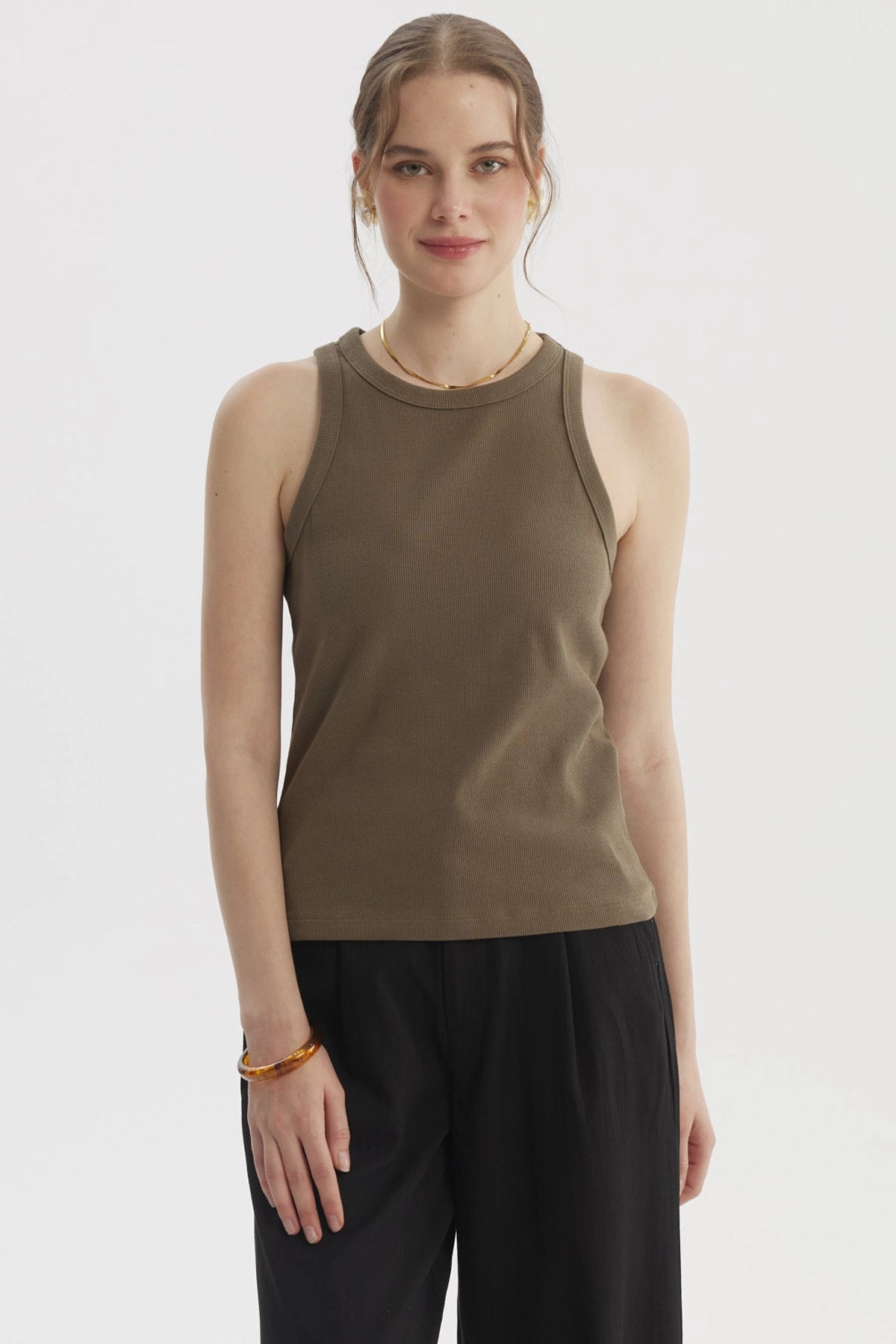 Polera peto mujer verde olivo sin estampa con cuello redondo y tejido rib ajuste ceñido y cómodo para estilo casual